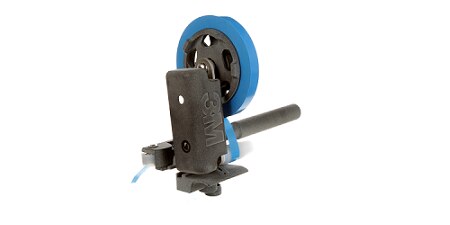 3M™ Adjustable Paint Masking Applicator right-handed tool for use on side roofline between pillars A and C.
