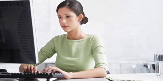 Woman sitting in front of computer taking 3M eLearning modules
