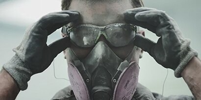 tech wearing a 3m dust mask instead of using festool
