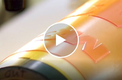 End-view image of a flexographic plate on a cylinder running in a printer