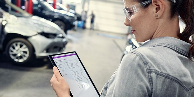 female looking at the referral for 3M RepairStack Performance Solutions she received from a friend
