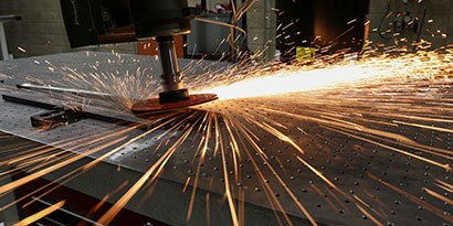 Automated weld grinding with a fiber disc
