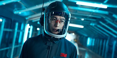 worker wearing 3M Versaflo PAPR with M-300 series helmet
