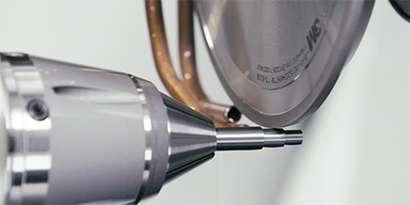 Round tool grinding with a superabrasive wheel
