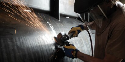 3M(TM) High Performance Depressed Center Grinding Wheel Metalworking Application on Steel
