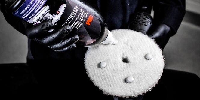 A technician applies 3M™ Perfect-It™ Random Orbital Compound to a pad.
