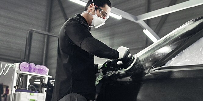 Man using the 3M Cubitron II abrasive disc
