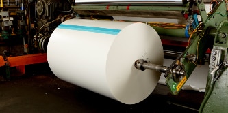 Image of a splittable flying splice tape applied to a roll of paper

